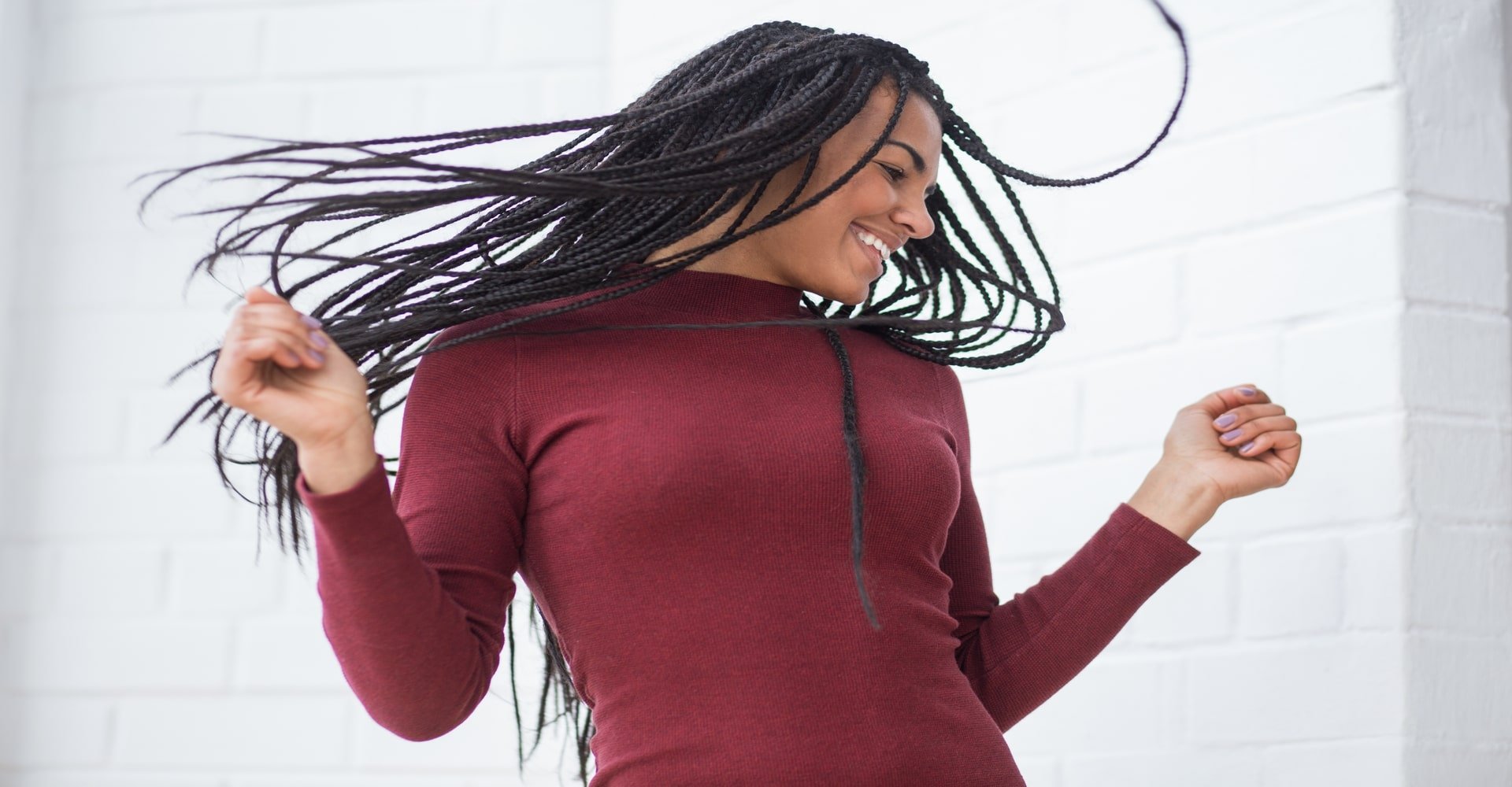 Modelo Negra Sorrindo Com Dreads No Cabelo