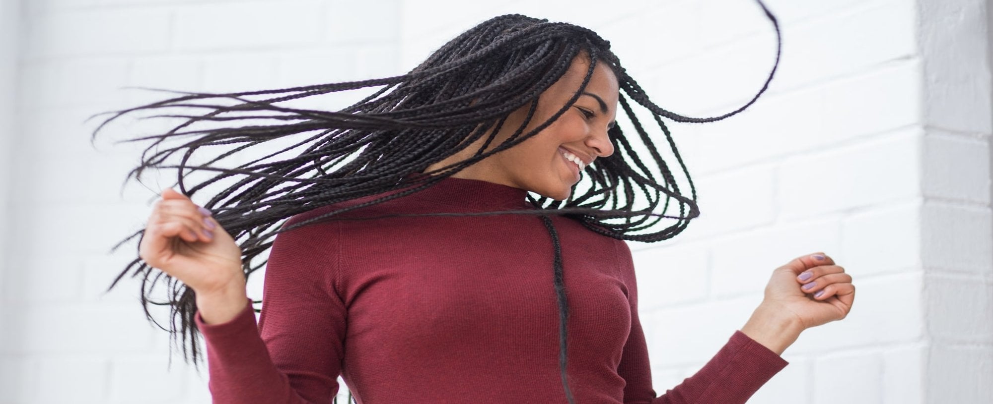 Modelo Negra Sorrindo Com Dreads No Cabelo