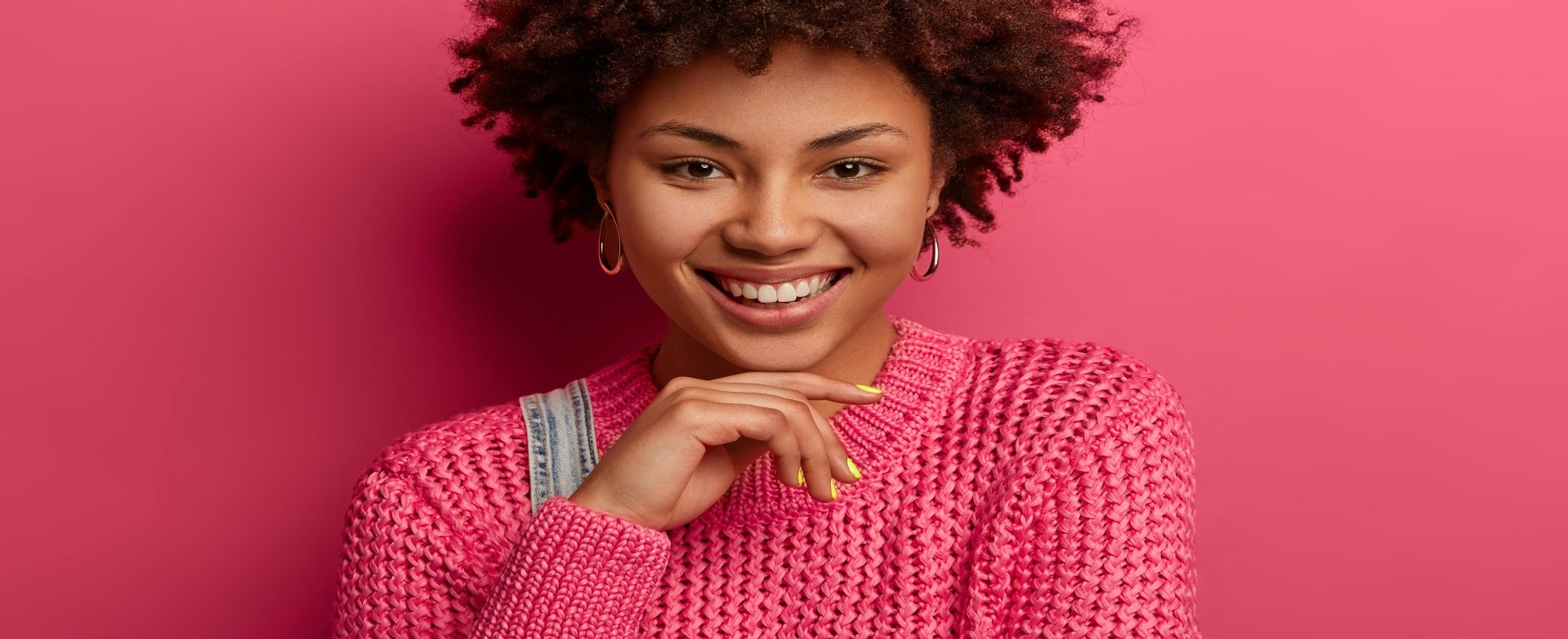 Modelo Negra Sorrindo Com O Cabelo Crespo