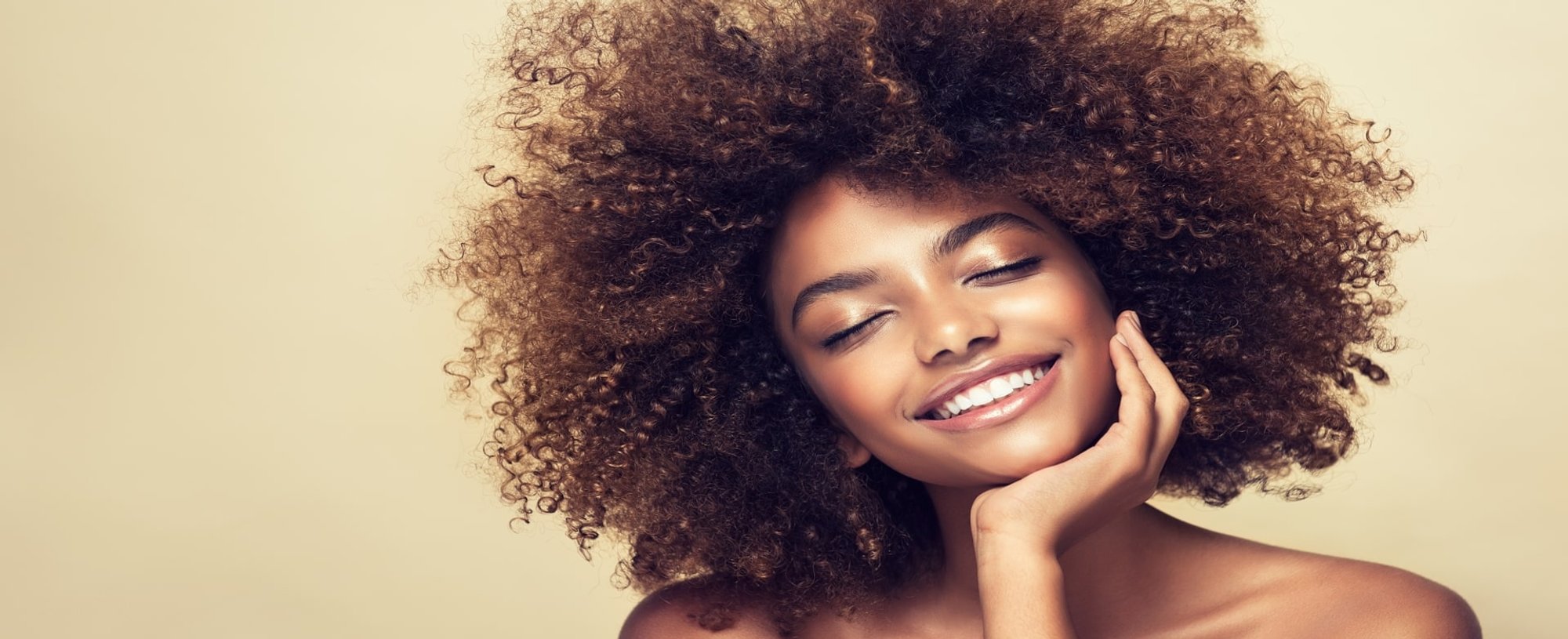 Modelo Negra Sorrindo Com Os Olhos Fechados E Mao No Queixo