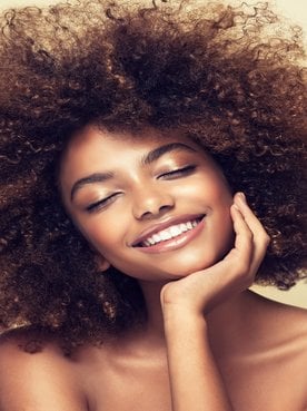 Modelo Negra Sorrindo Com Os Olhos Fechados E Mao No Queixo