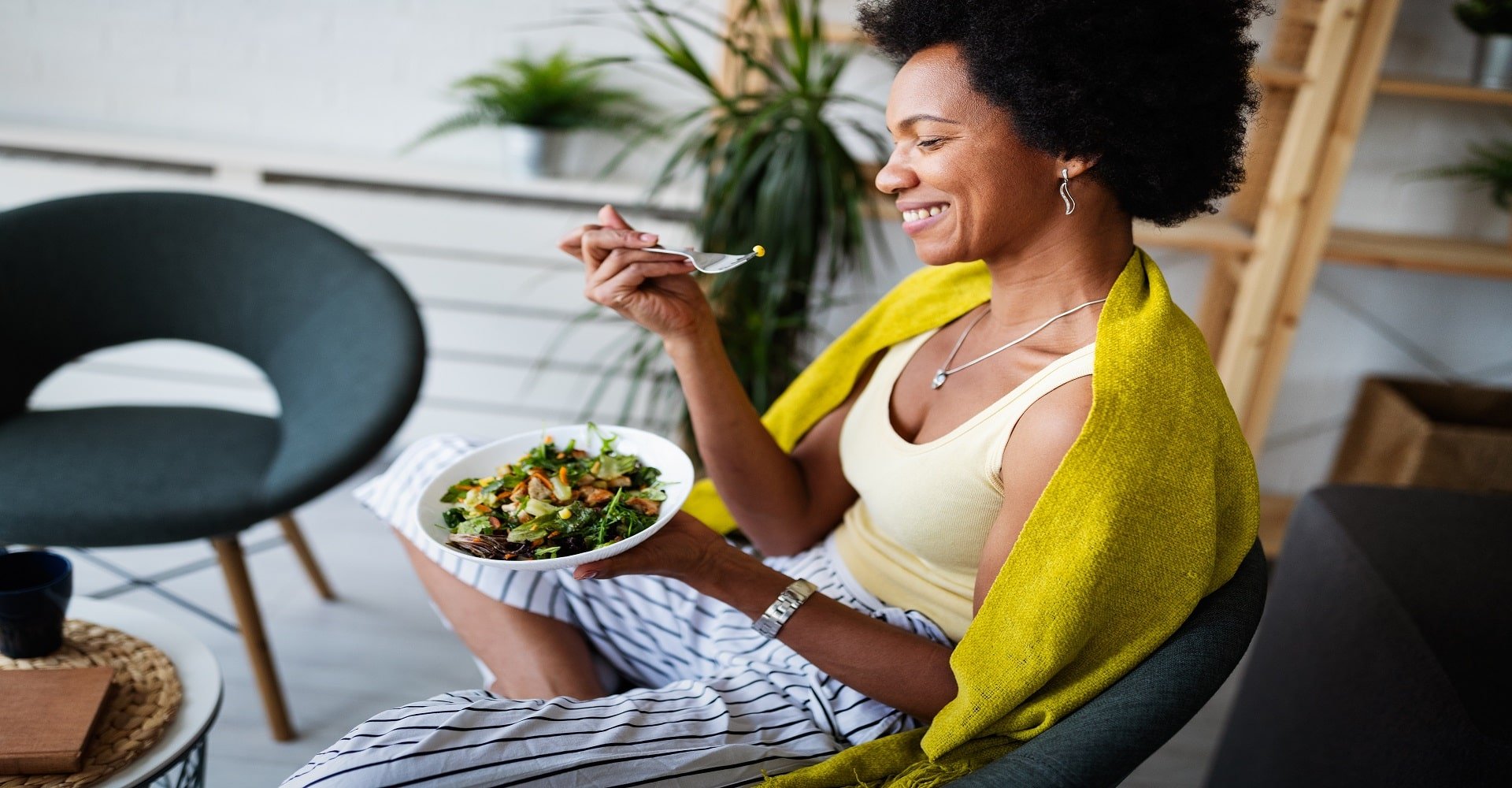 Modelo Negra Sorrindo E Comendo Verduras