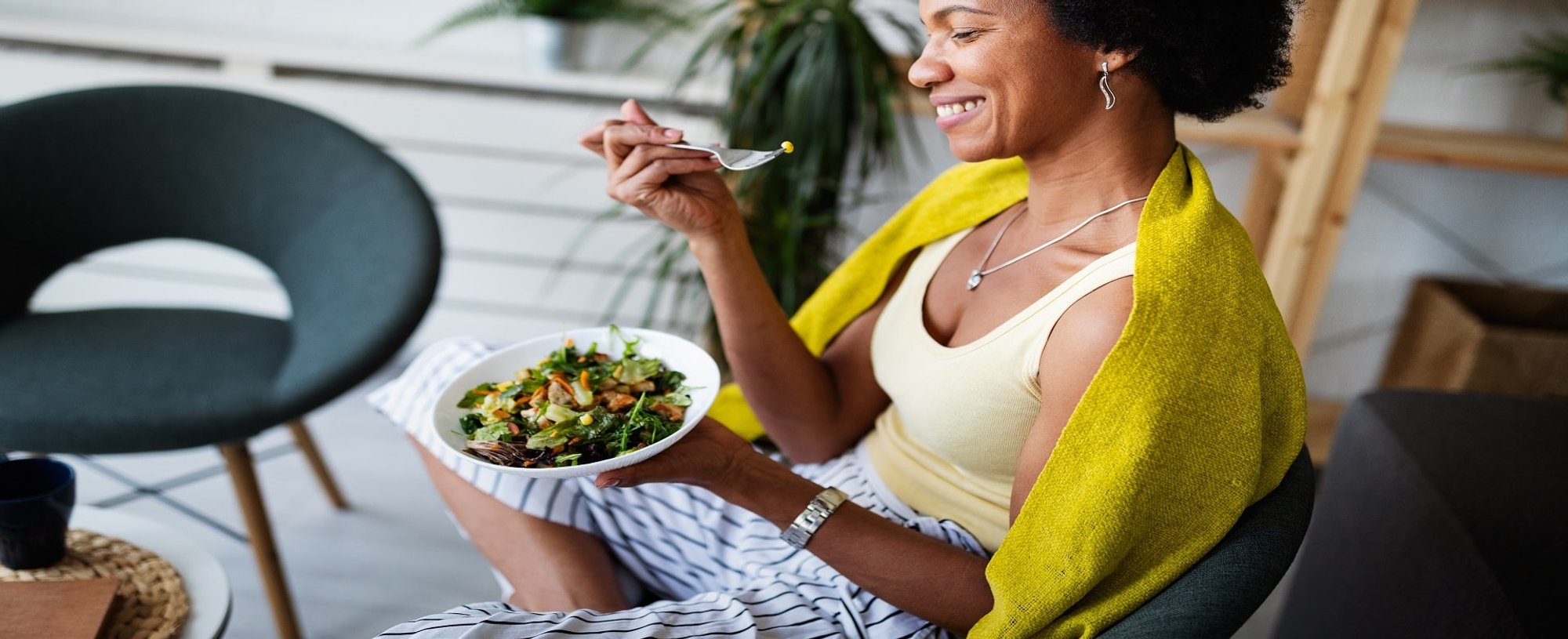 Modelo Negra Sorrindo E Comendo Verduras