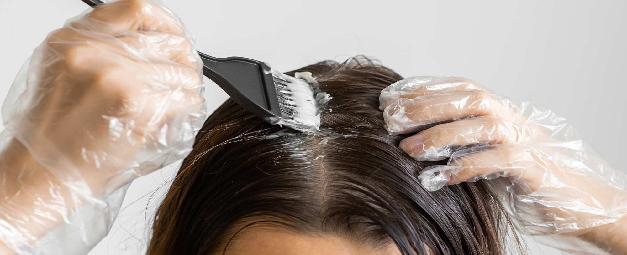 Modelo Passando Tinta Em Seu Cabelo