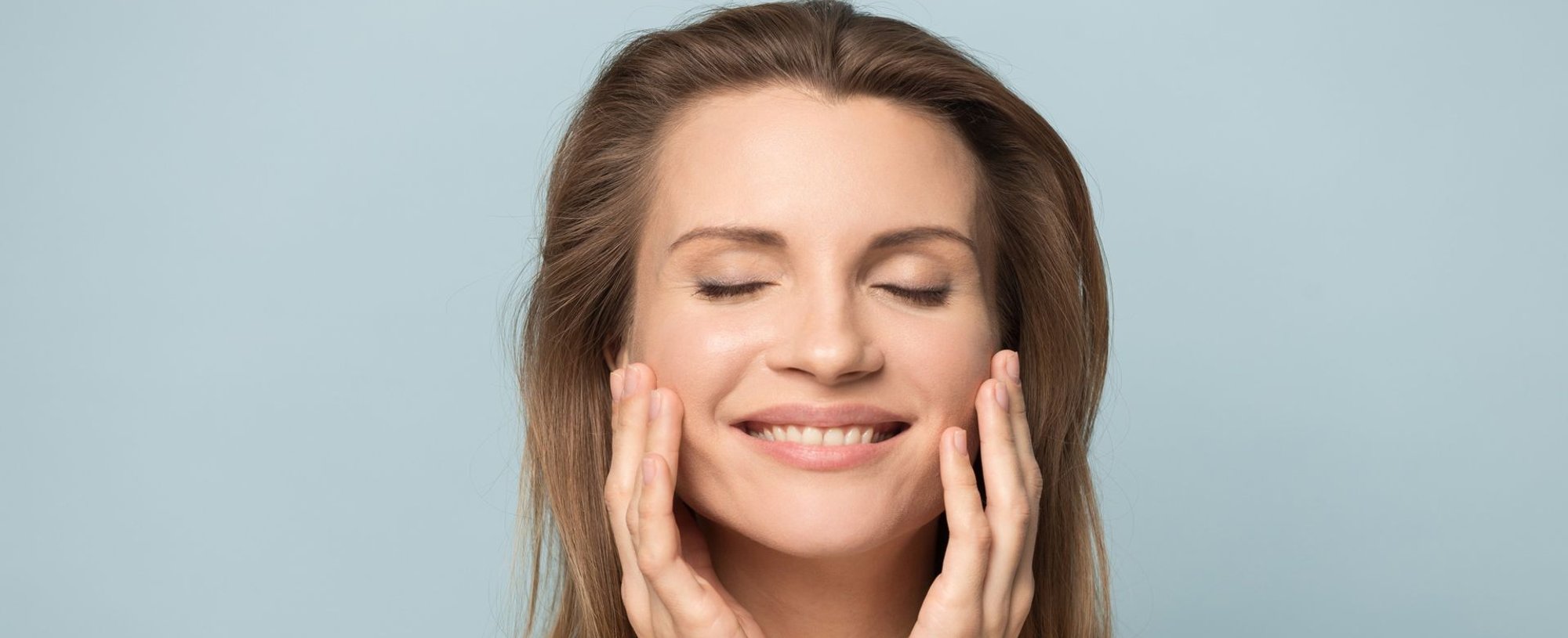 Modelo Sorrindo Com As Mos No Rosto