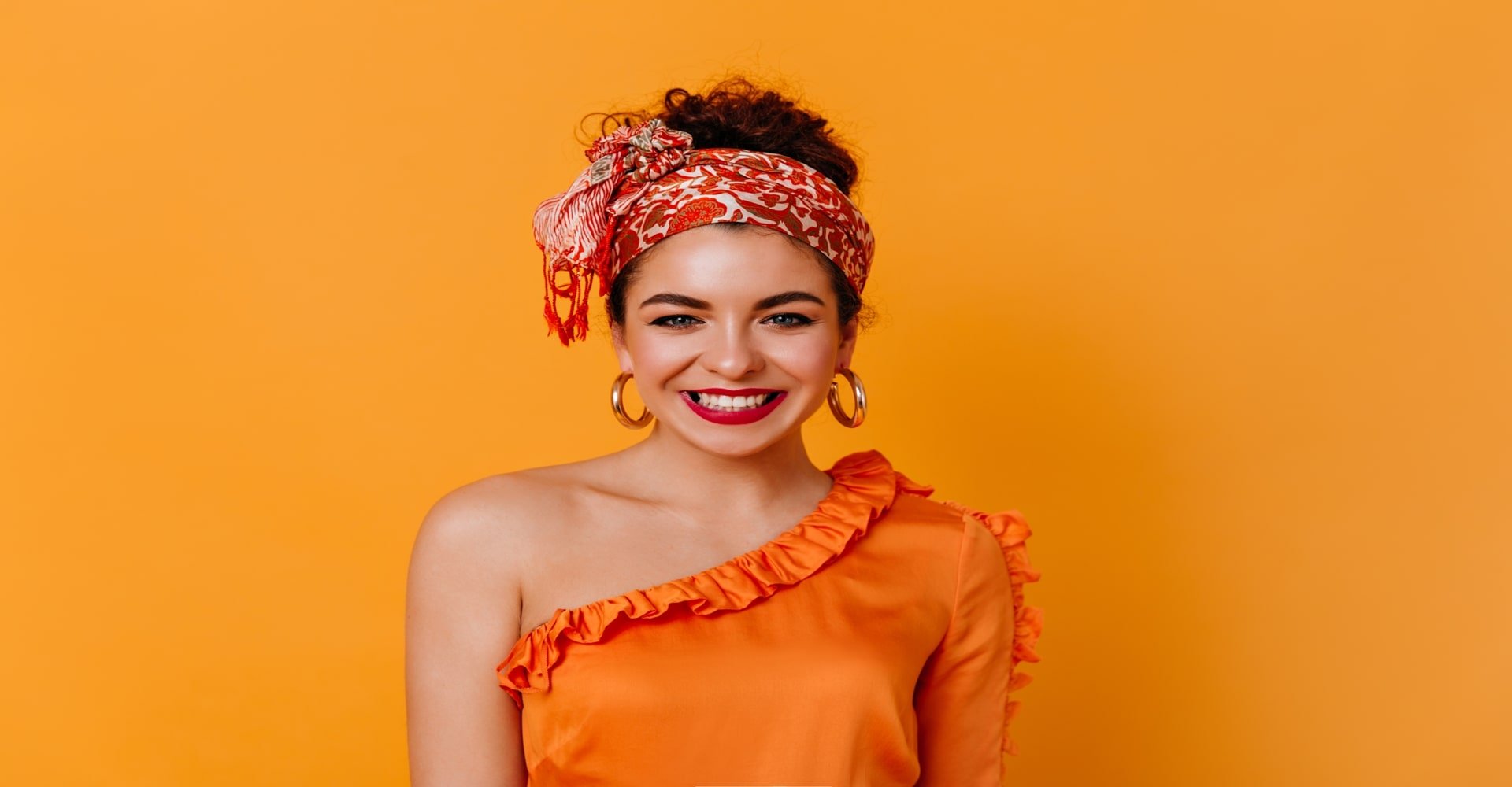 Modelo Sorrindo Com Lenco No Cabelo