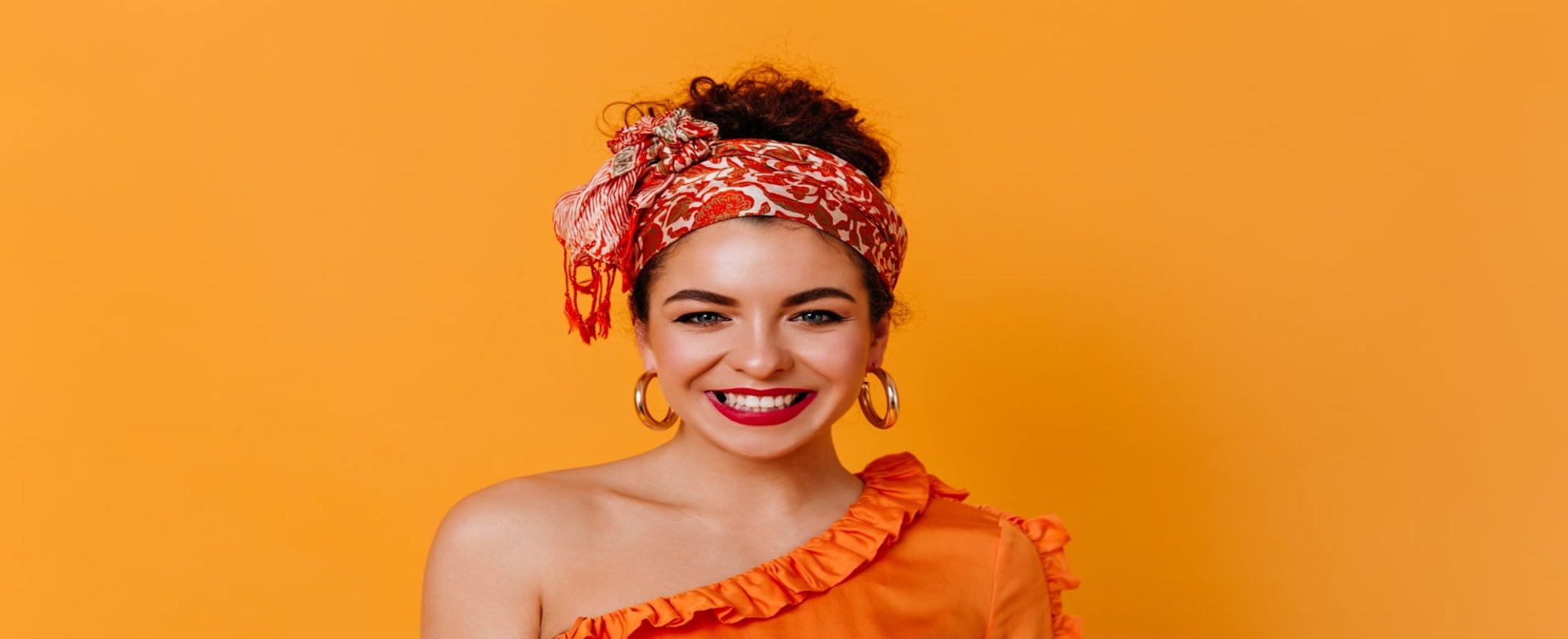 Modelo Sorrindo Com Lenco No Cabelo