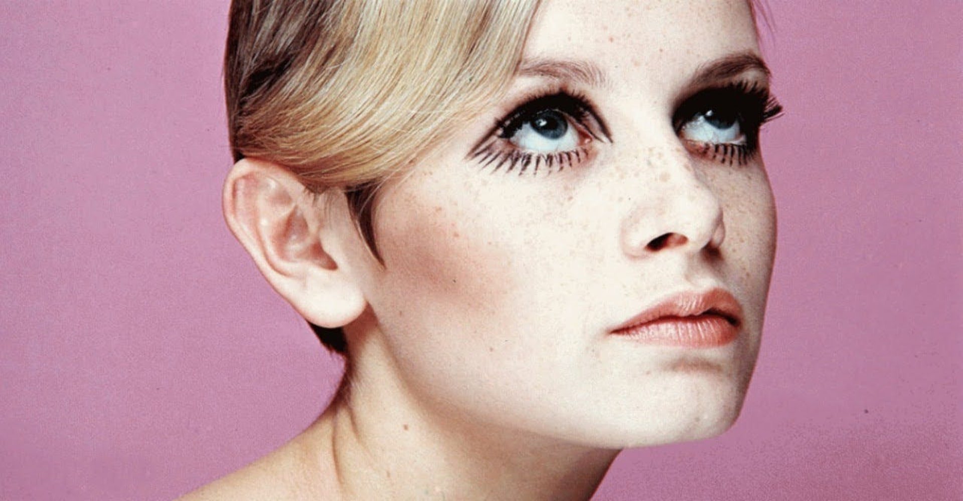 Modelo Twiggy Com Cabelo Curto E Loiro