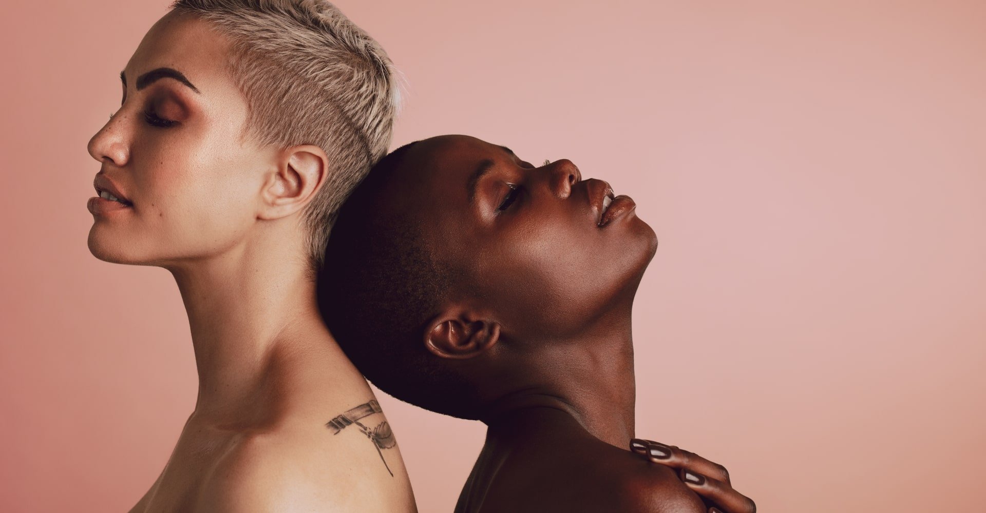 Modelos Loira E Negra Com Corte De Cabelo Curto Pixie