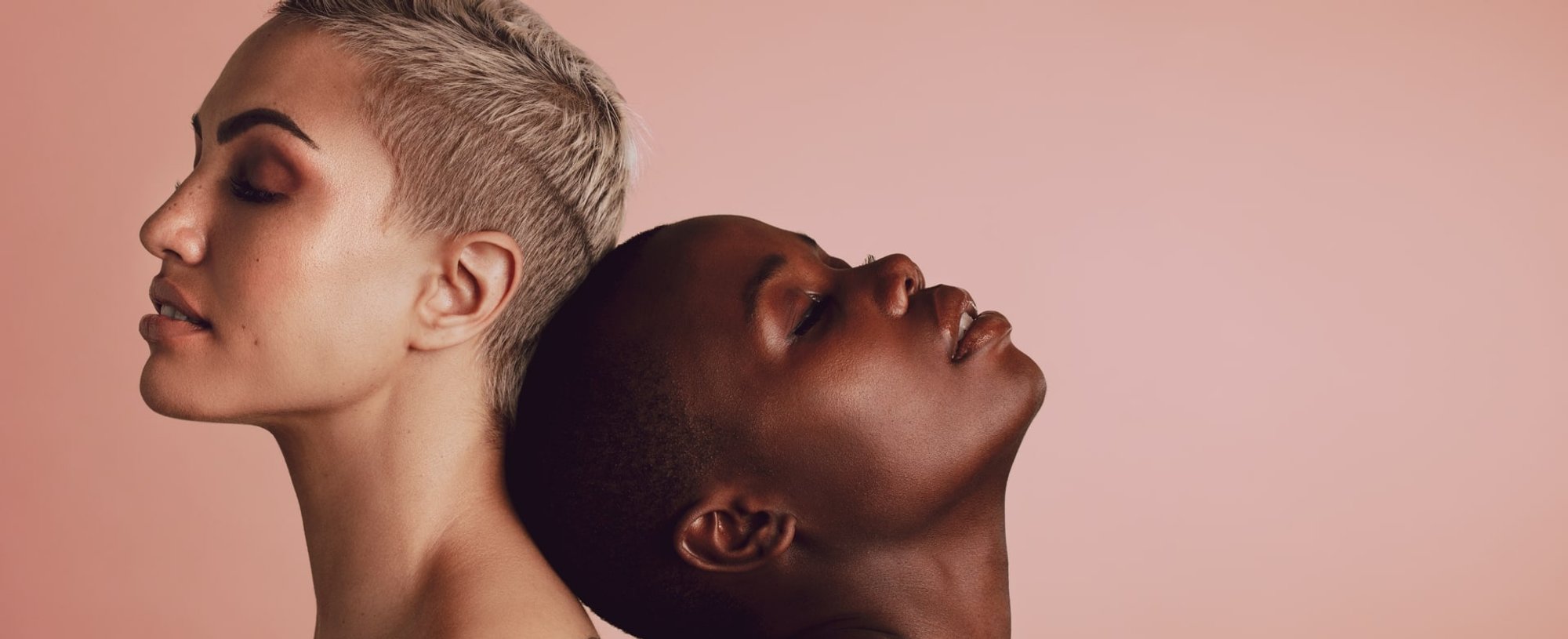 Modelos loira e negra com corte de cabelo curto pixie