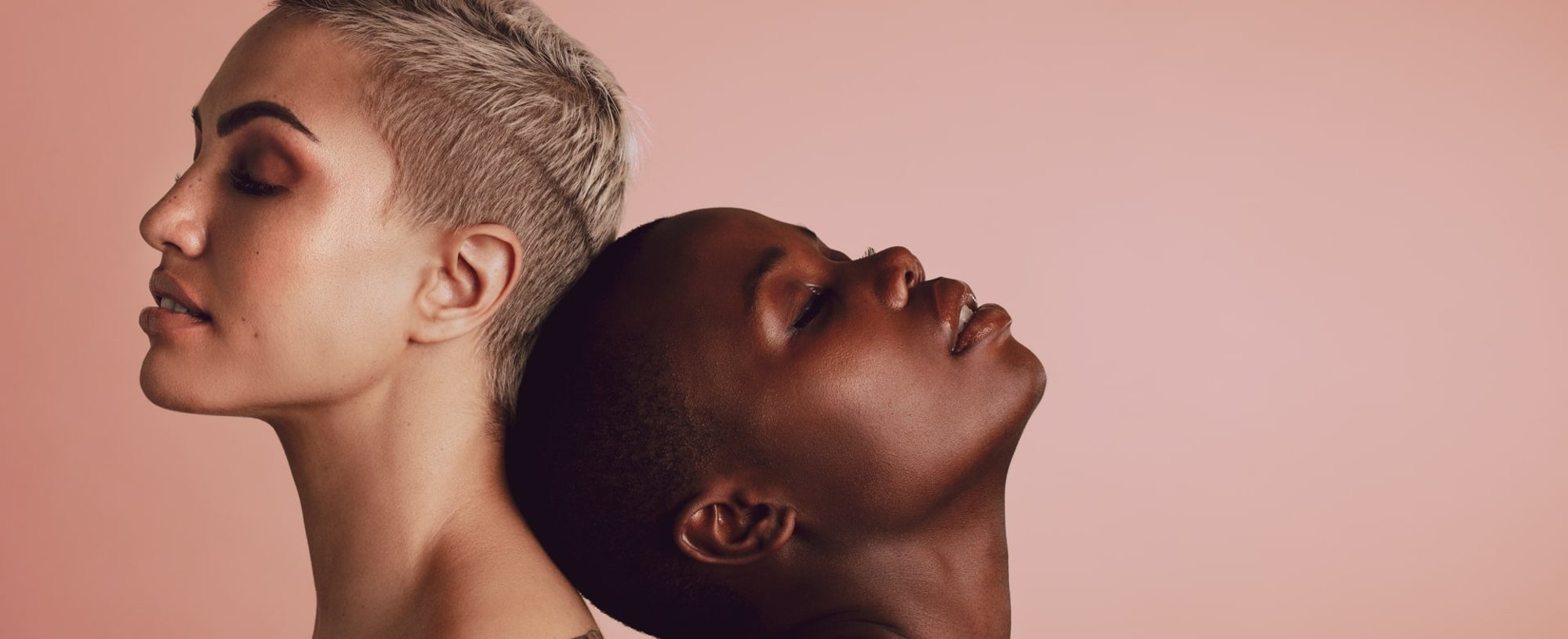 Modelos Loira E Negra Com Corte De Cabelo Curto Pixie