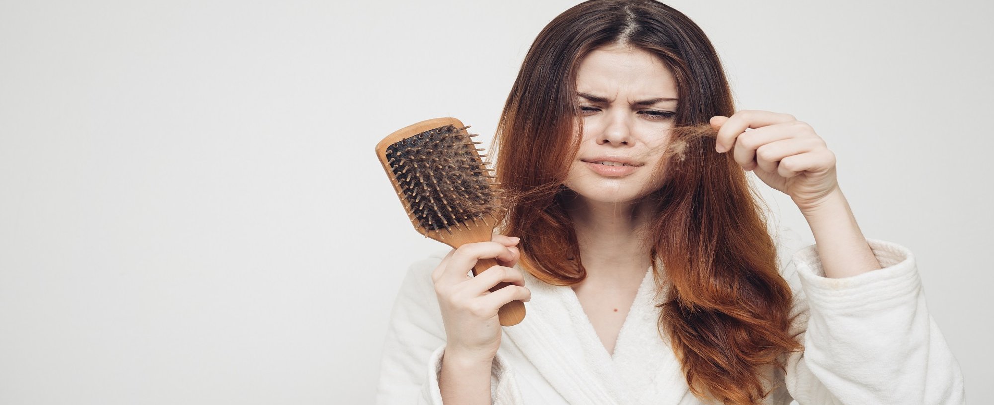 Mulher Branca Com Escova Na Mao Com Cabelo