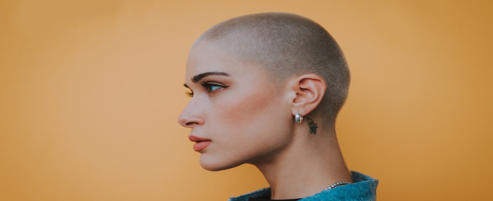Mulher Branca Com O Cabelo Raspado