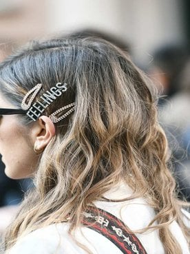 Mulher Branca E Loira Com Culos De Sol E Grampo No Cabelo
