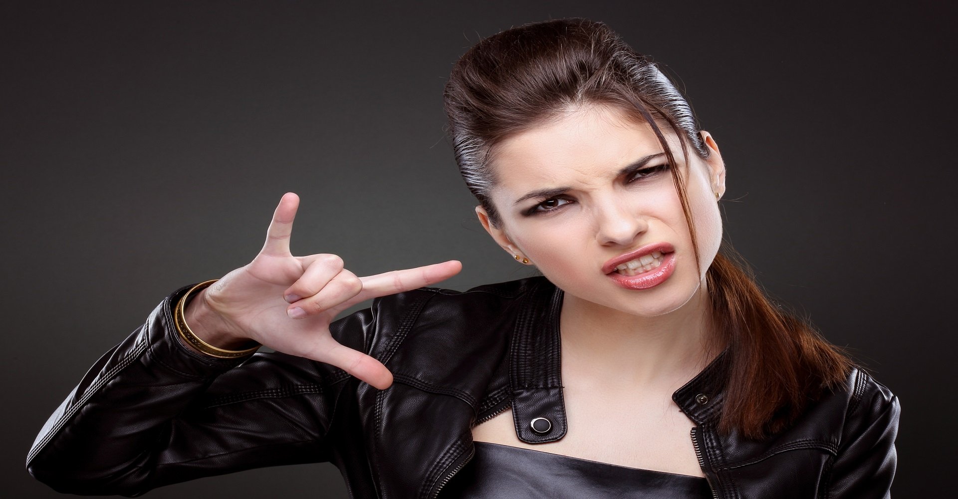 Mulher Com Cabelo Preso E Jaqueta De Couro