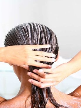 Mulher Com Creme No Cabelo