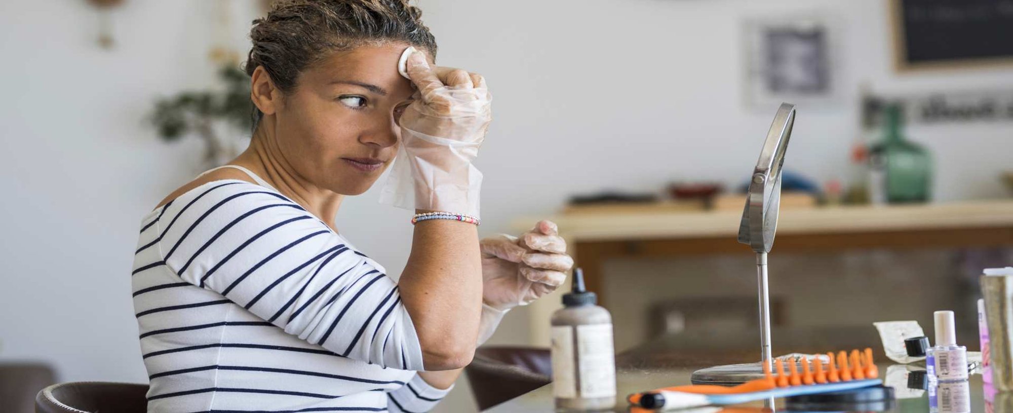 Mulher Limpando A Testa Suja De Tinta De Cabelo