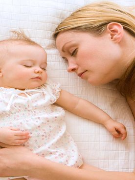 Mulher Loira Deitada Na Cama Com Beb