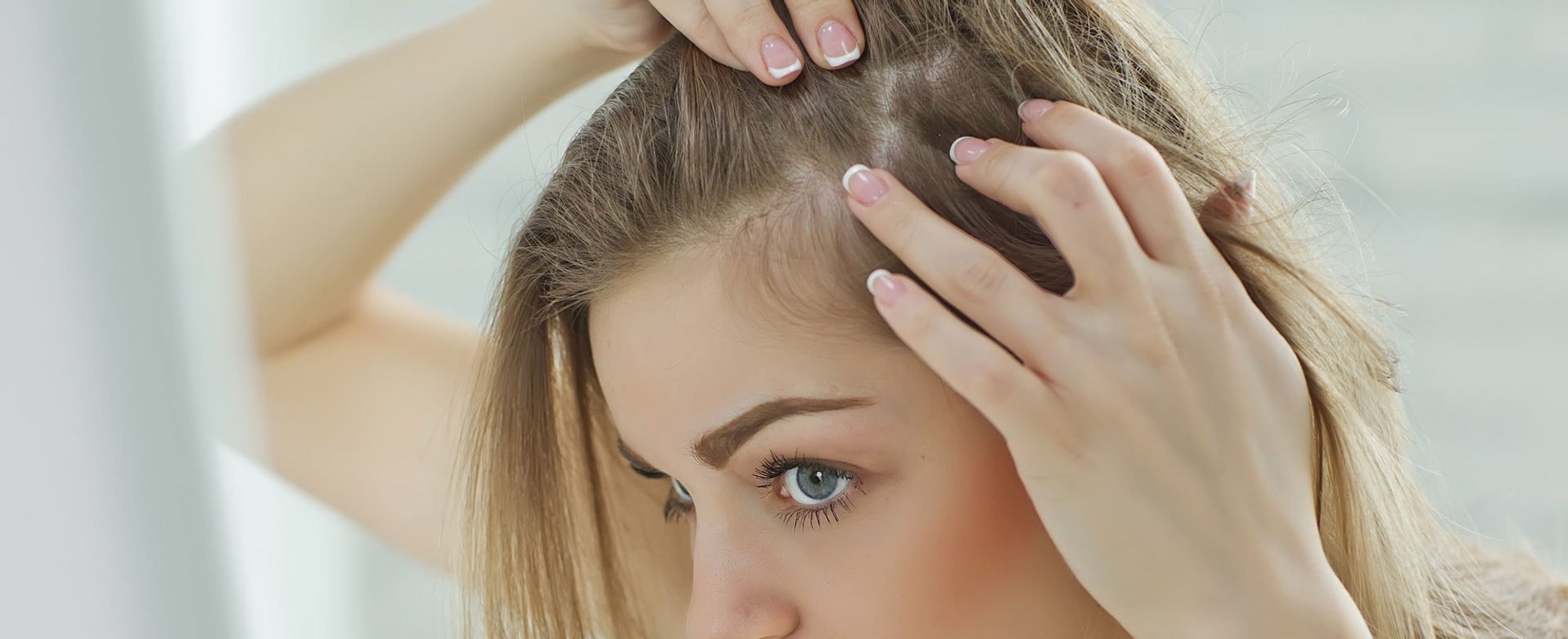Mulher Observando Seu Cabelo Loiro No Espelho