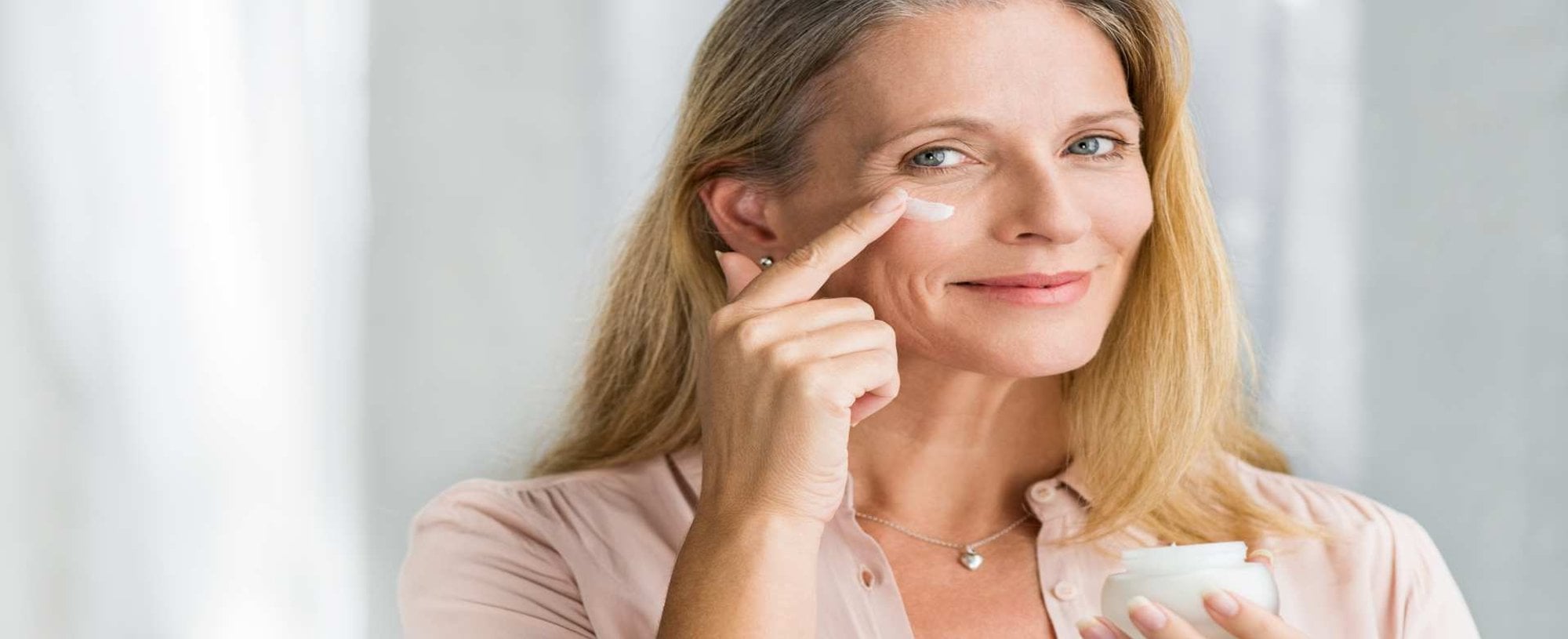 Mulher Passando Creme Na Regiao Dos Olhos
