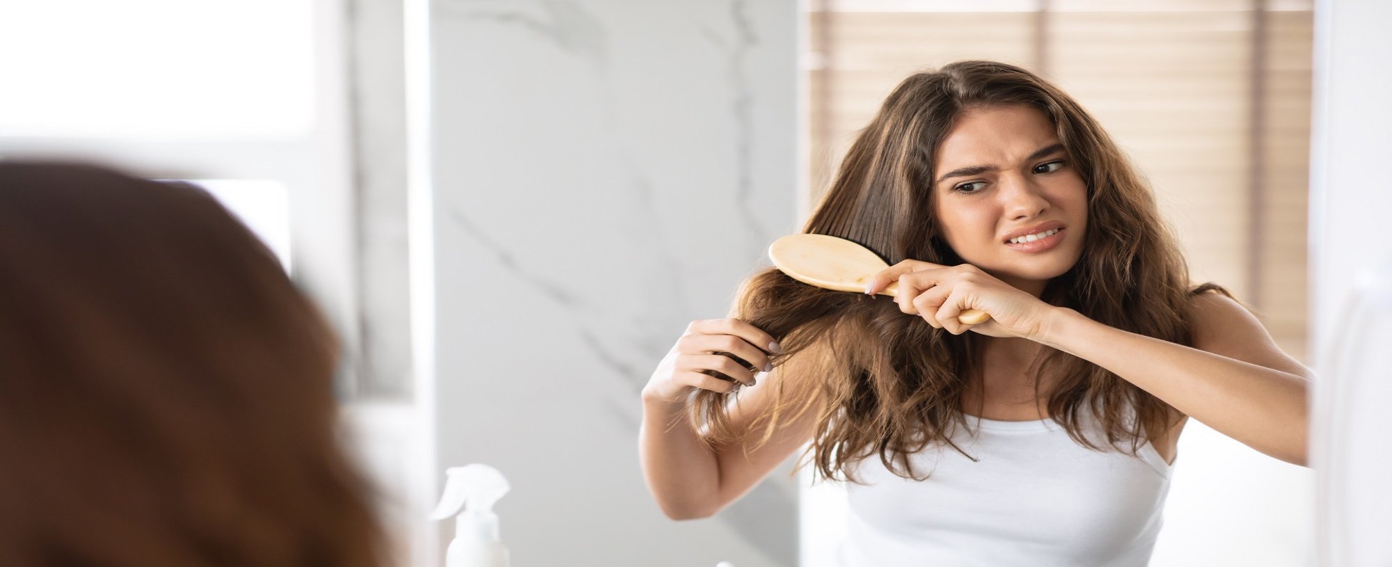 Mulher Passando Escova De Pentear No Cabelo Enquanto Se Olha No Espelho