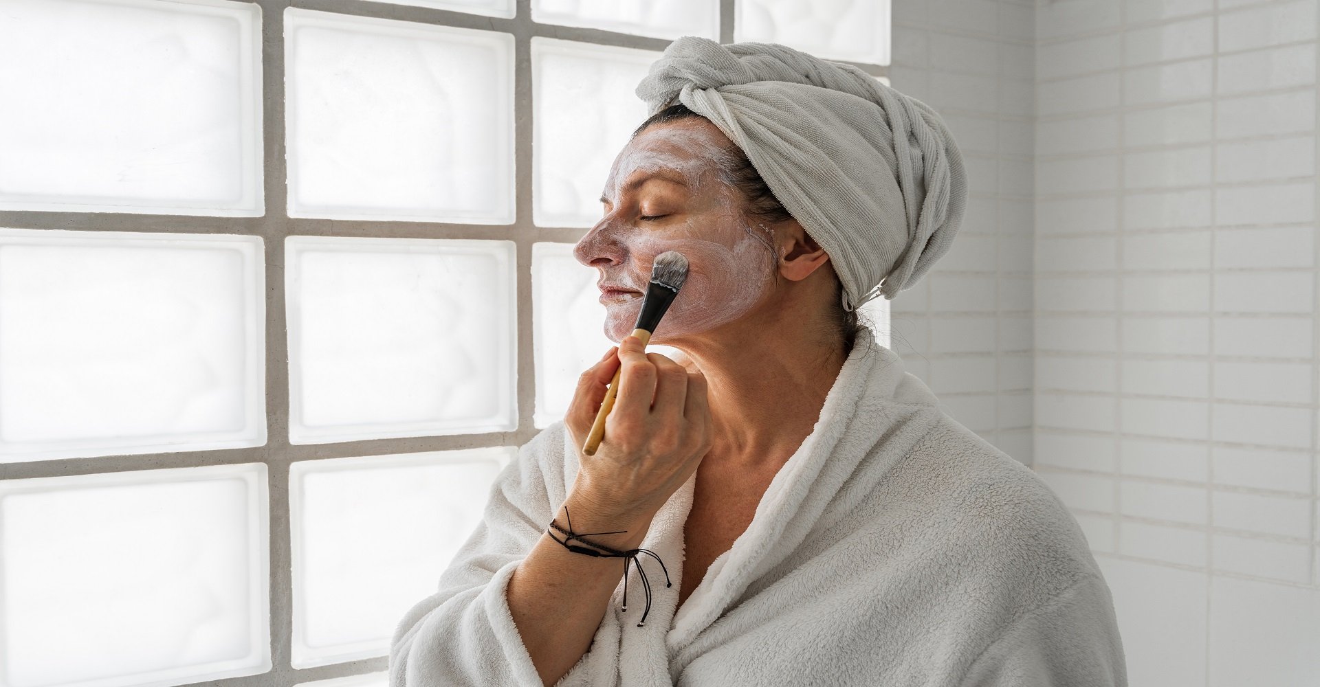 Mulher Passando Mascara Facial Com Pincel