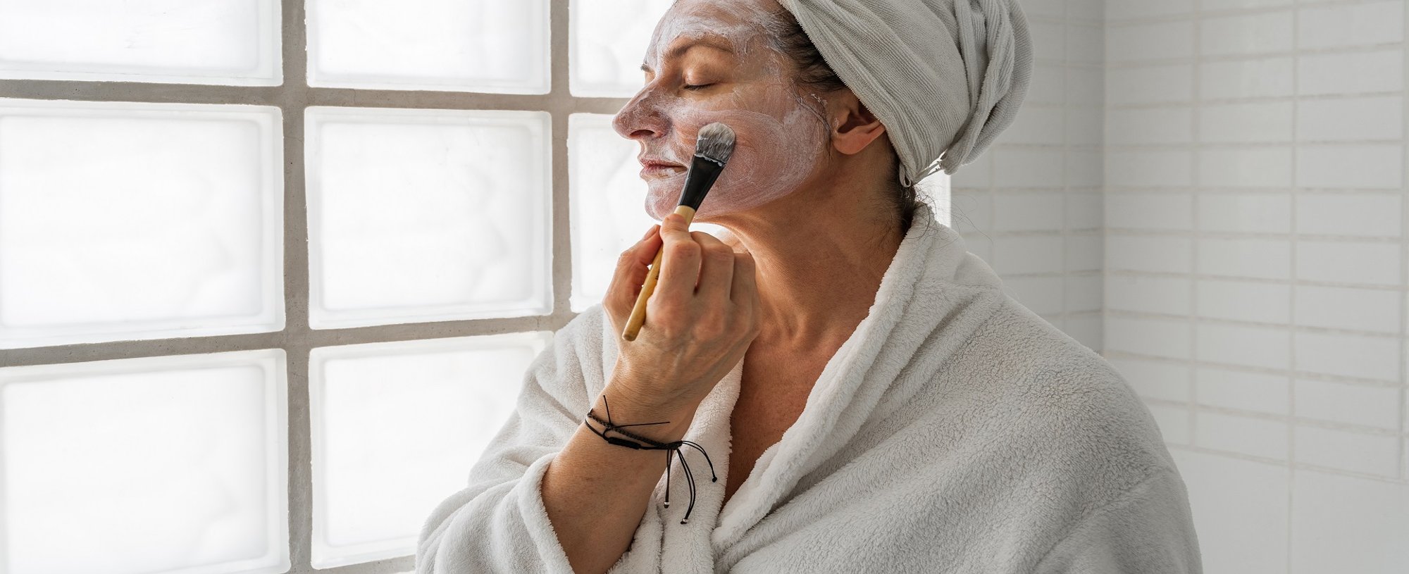 Mulher Passando Mascara Facial Com Pincel