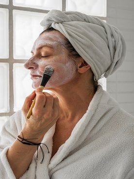 Mulher Passando Mascara Facial Com Pincel