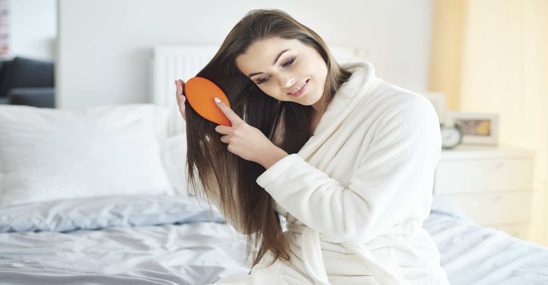 Mulher Penteando O Cabelo