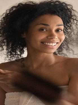 Mulher Se Olhando No Espelho Passando Escova No Cabelo