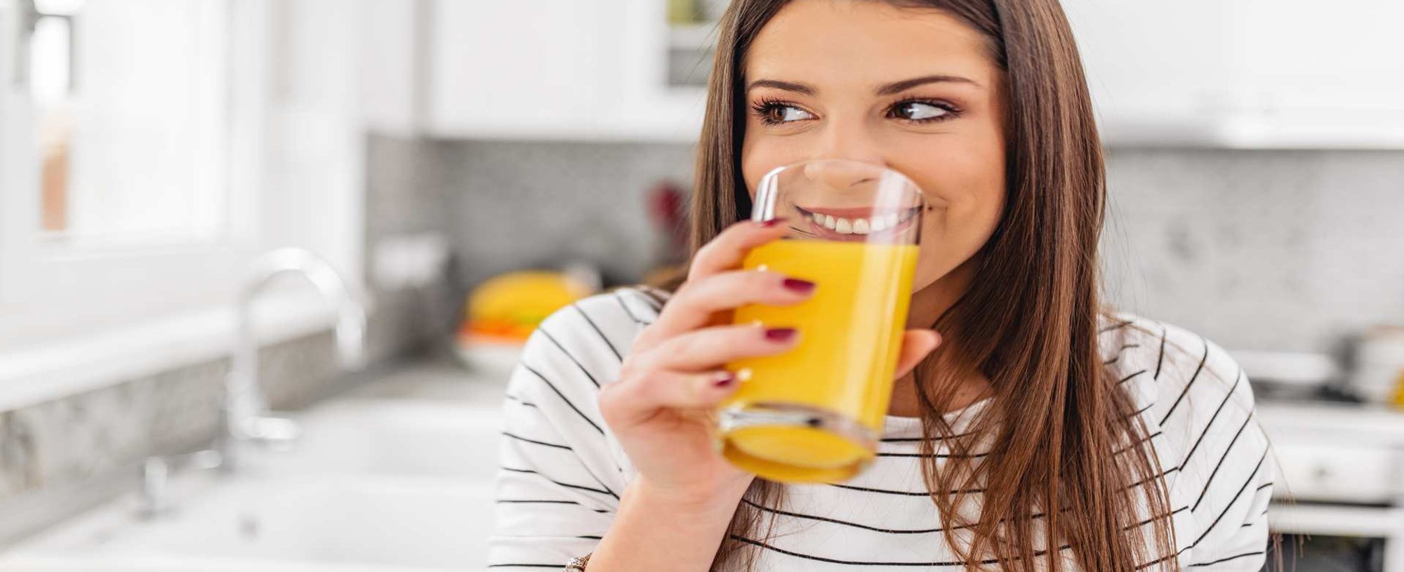 Mulher Tomando Suco De Laranja
