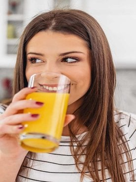 Mulher Tomando Suco De Laranja
