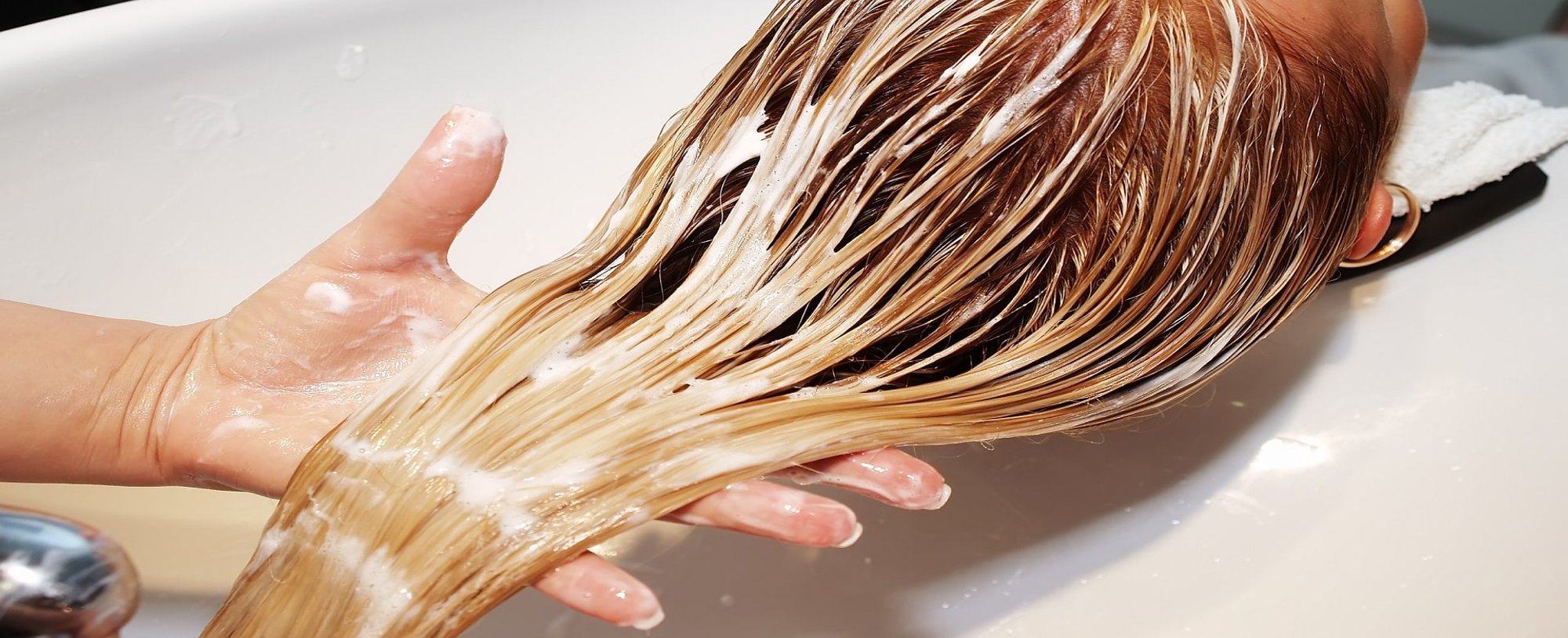 Profissinal Passando Creme No Cabelo De Mulher Loira