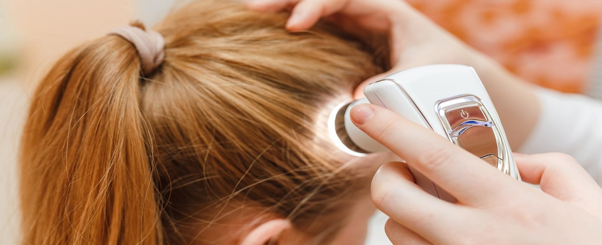 Profissional Analisando Cabelo