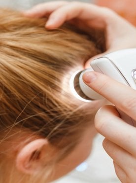 Profissional Analisando Cabelo