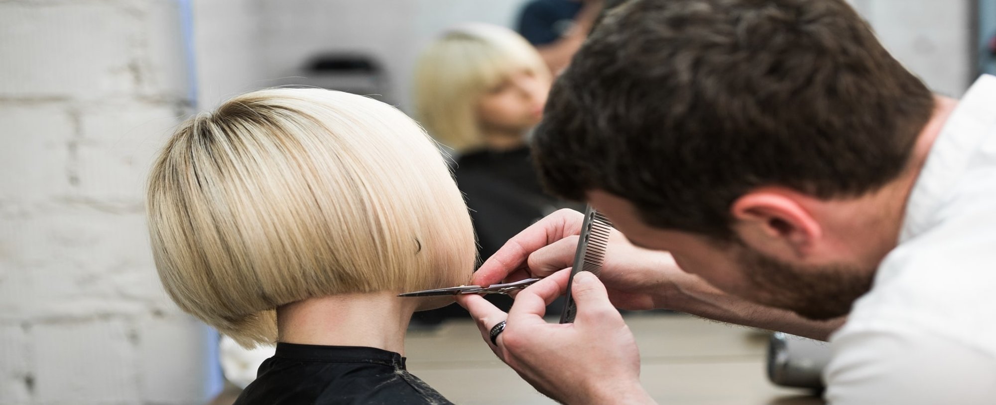 Profissional Cortando O Cabelo Curto De Modelo Loira