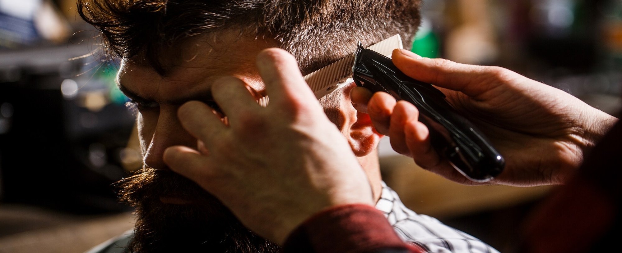 Profissional Cortando O Cabelo De Homem