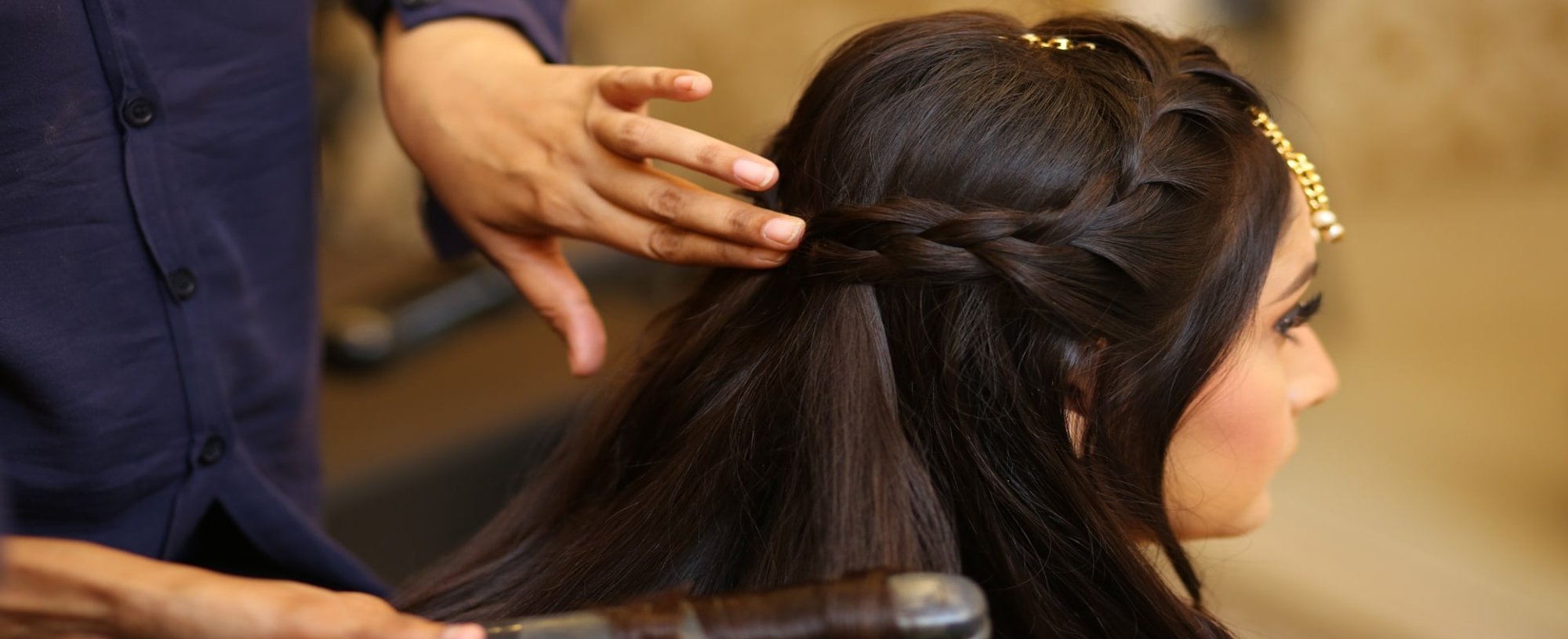 Profissional fazendo tranca holandesa em modelo