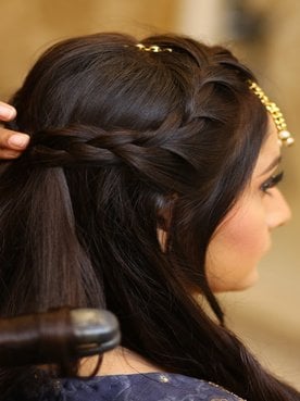 Profissional fazendo tranca holandesa em modelo