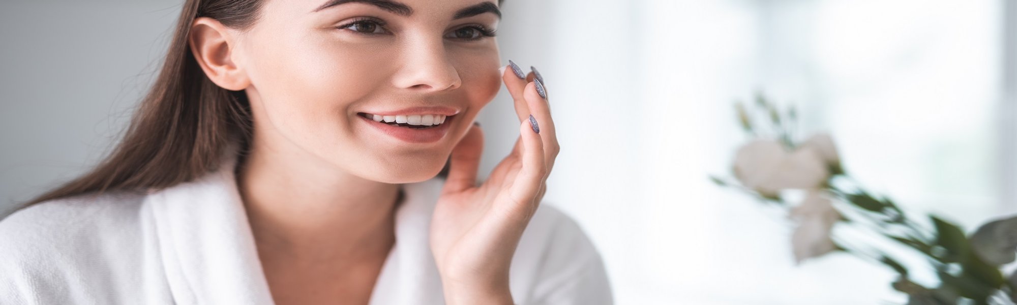 Modelo branca se olhando no espelho