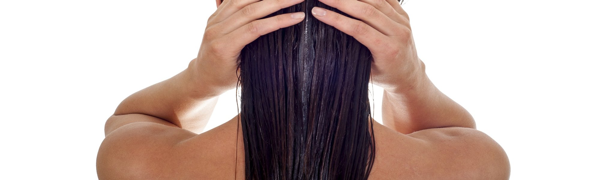 Modelo branca de costas com o cabelo molhado