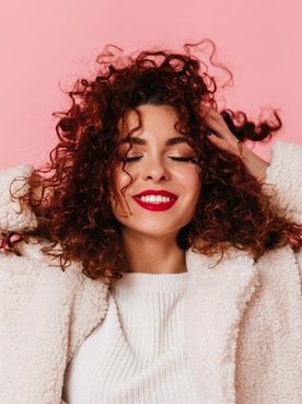 Tintura nos cachos: como cuidar do cabelo cacheado e da coloração