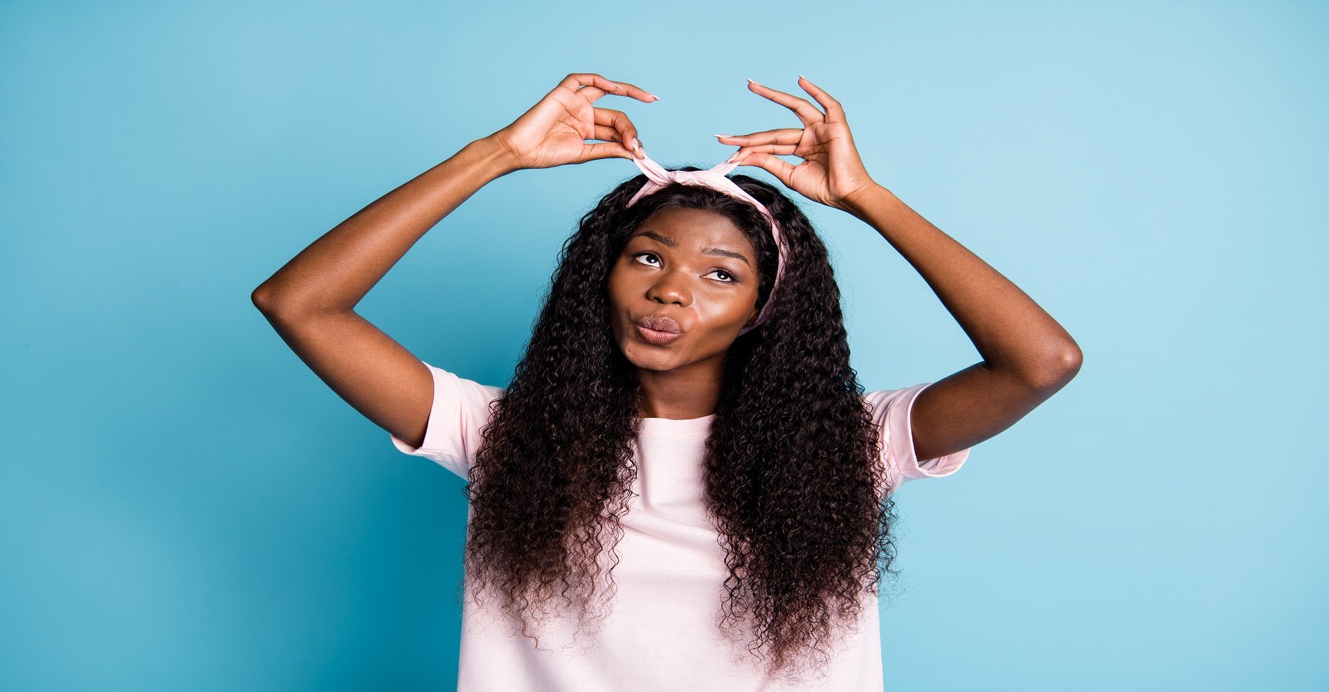 Há truques simples para prender acessórios no cabelo