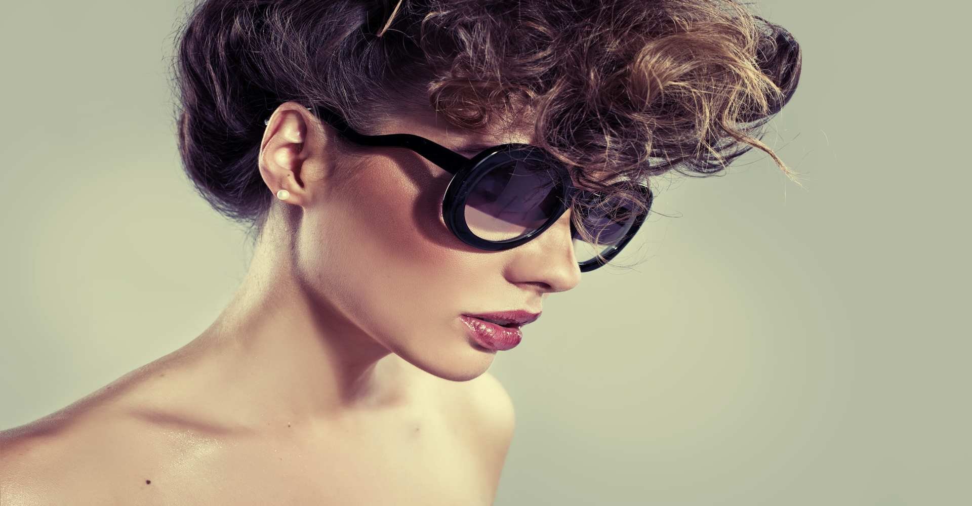 Modelo Branca Com Culos De Sol Escuro