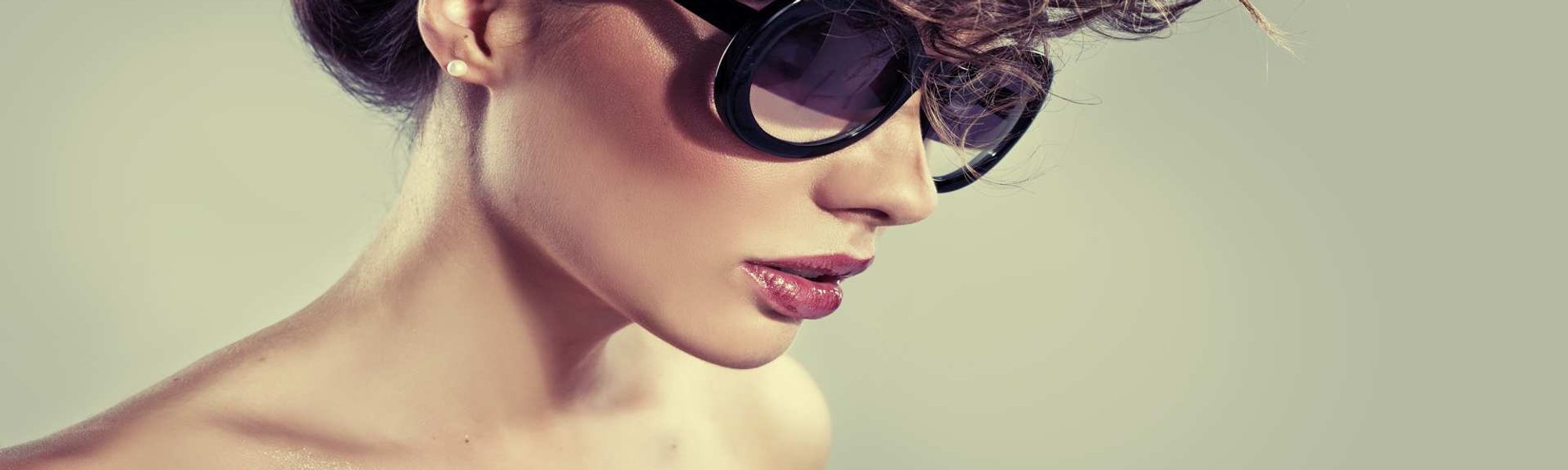 Modelo Branca Com Culos De Sol Escuro