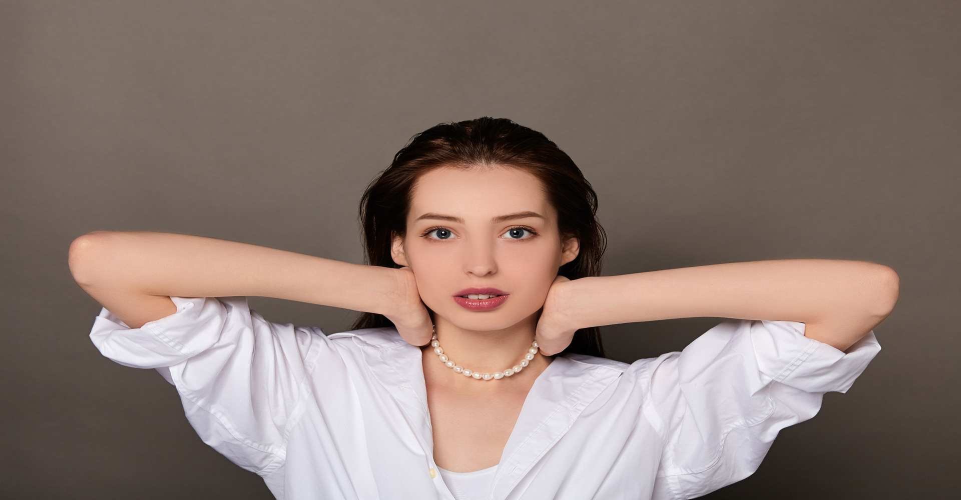 Modelo branca com o cabelo liso e molhado