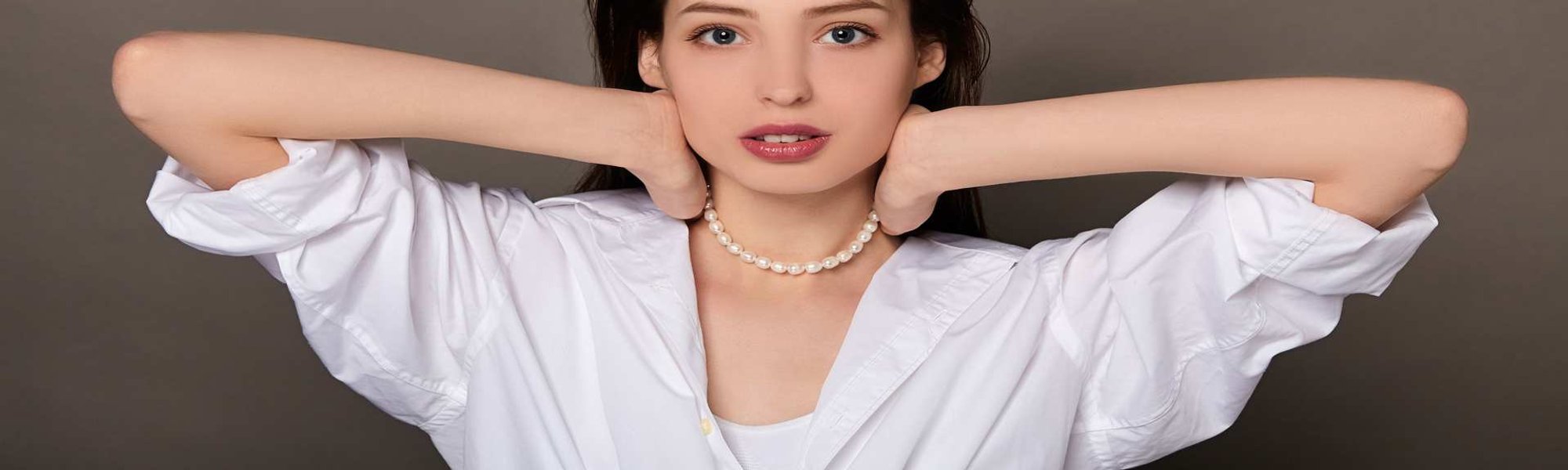 Modelo branca com o cabelo liso e molhado