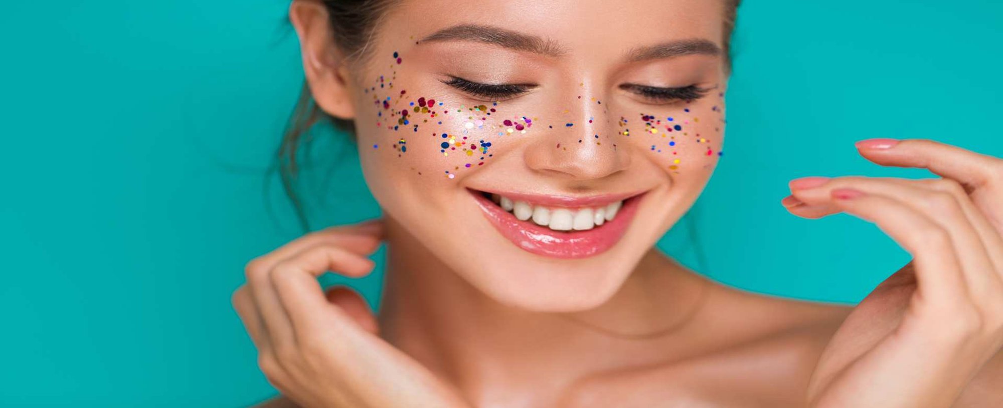 Modelo Branca Com Glitter No Rosto