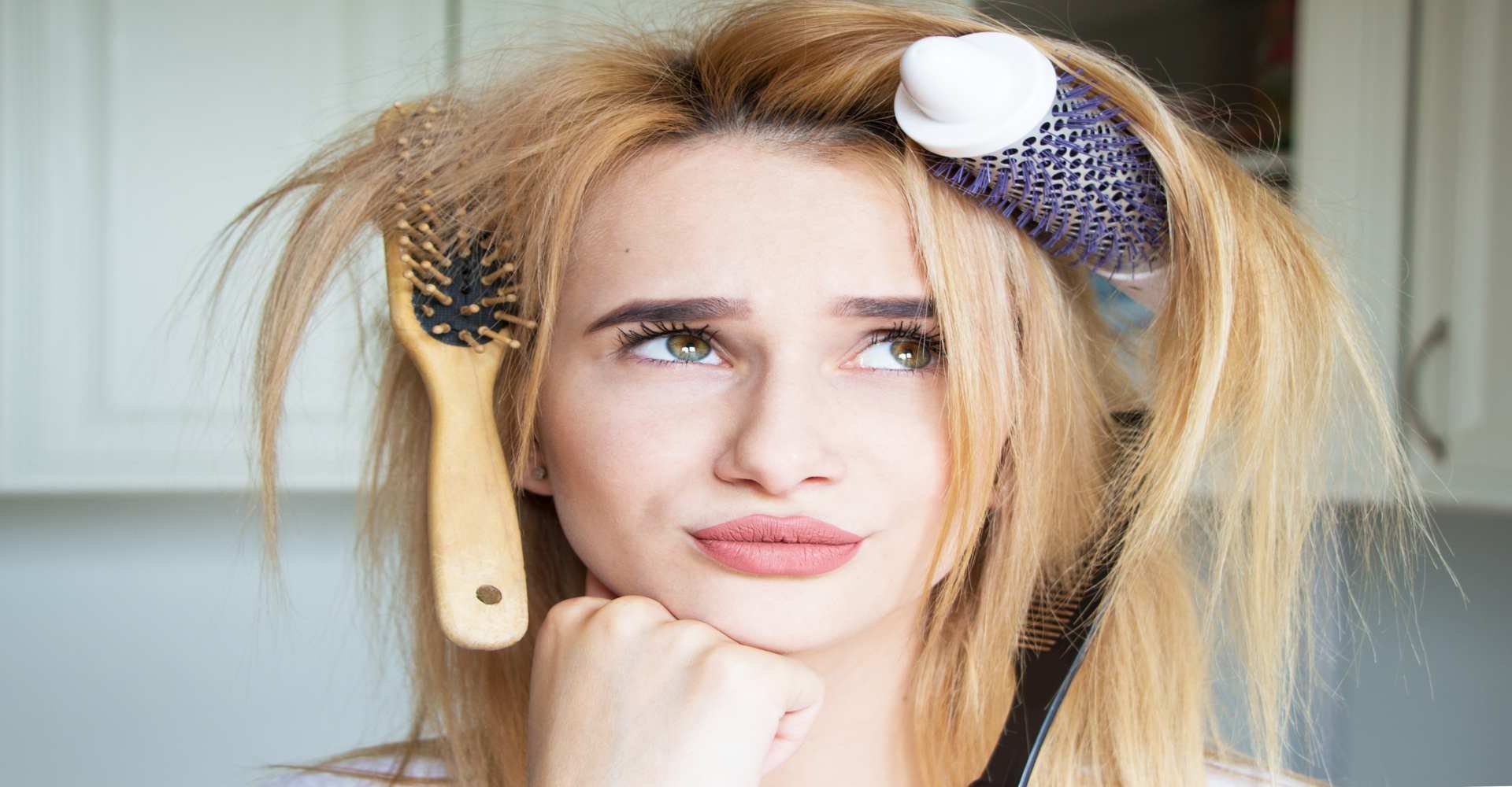 Modelo Branca Fazendo Expresso De Dvida Com Escova Em Seu Cabelo Loiro