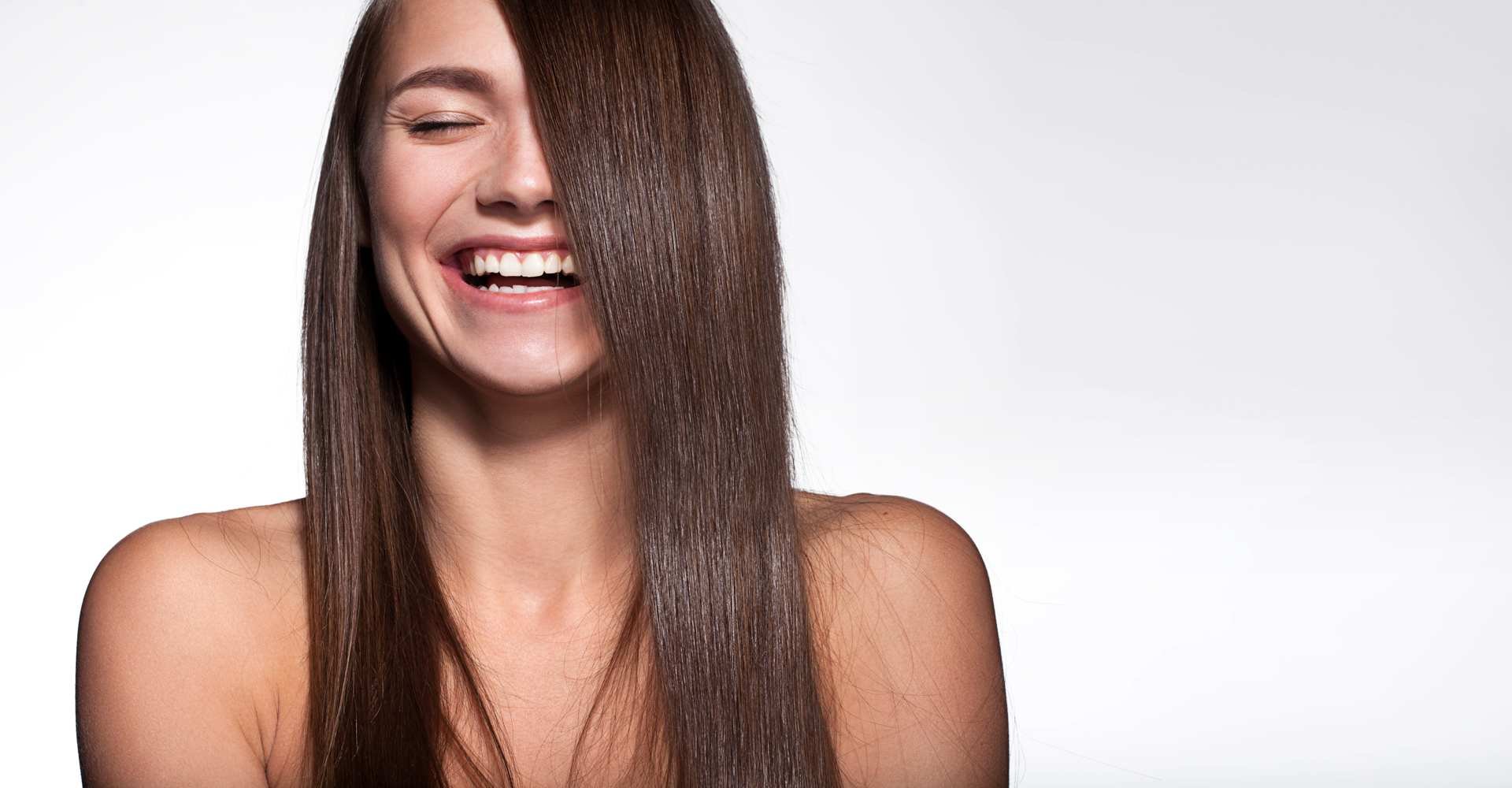 Modelo Branca Sorrindo Com Cabelo Alisado